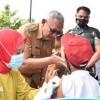 Bupati Kuningan saat monitoring kick off vaksinasi siswa SD.